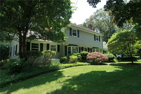 22 Barrows Dr, East Greenwich, RI 02818