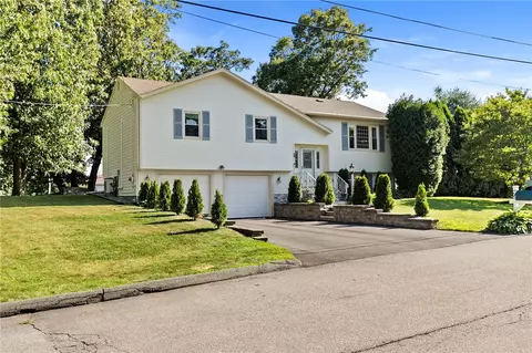 39 River Dr, Johnston, RI 02919
