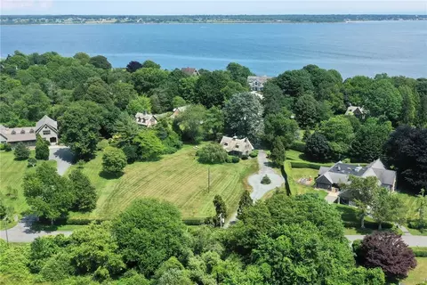 75 Vaucluse Ave, Middletown, RI 02842