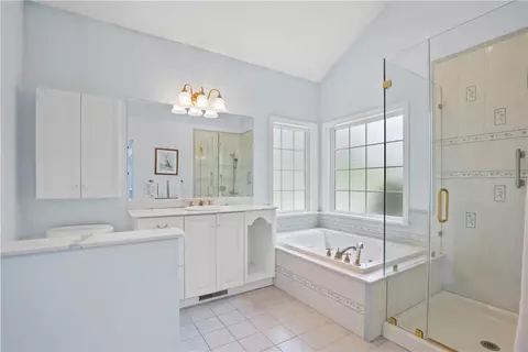 Bath - 26 Moonlight Dr, Westerly, RI 02891 photo 2 of 6