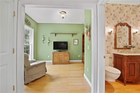 Entry Way - 26 Moonlight Dr, Westerly, RI 02891 photo 2 of 7