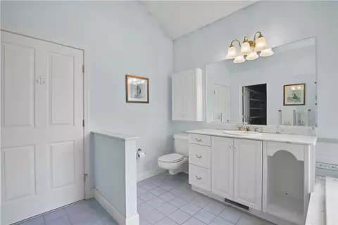 Bath - 26 Moonlight Dr, Westerly, RI 02891 photo 4 of 6