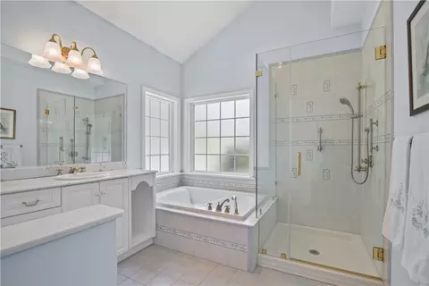 Bath - 26 Moonlight Dr, Westerly, RI 02891 photo 3 of 6