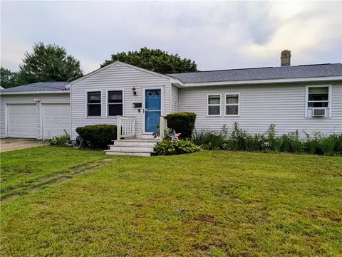 41 Creekwood Dr, Warwick, RI 02888