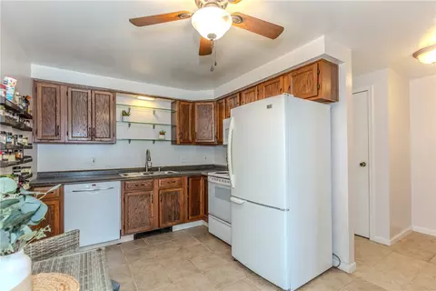 Kitchen - 200 Post Rd #305, Warwick, RI 02888 photo 2 of 4