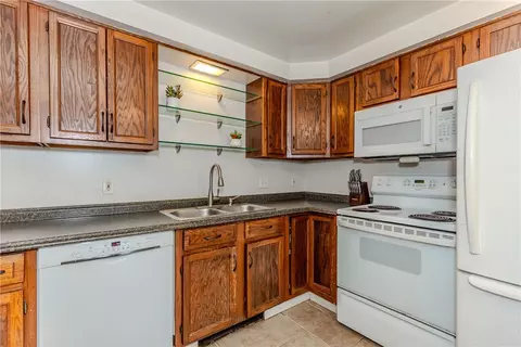 Kitchen - 200 Post Rd #305, Warwick, RI 02888 photo 3 of 4