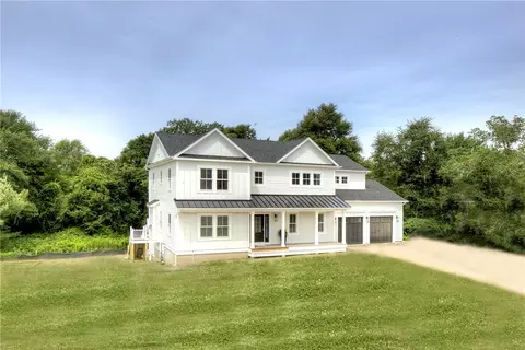 182 Stonegate Dr, Portsmouth, RI 02871