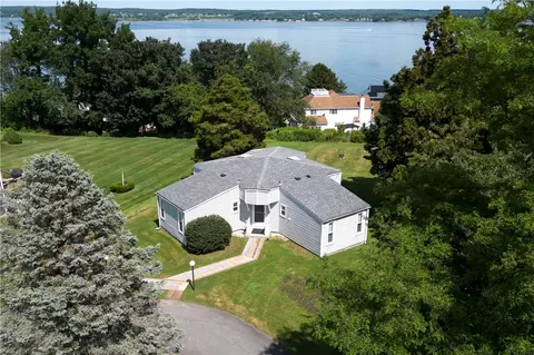 68 Albert St, Portsmouth, RI 02871
