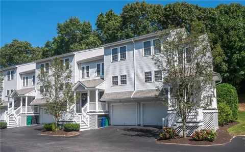 881 Greenwich Ave #26, Warwick, RI 02886