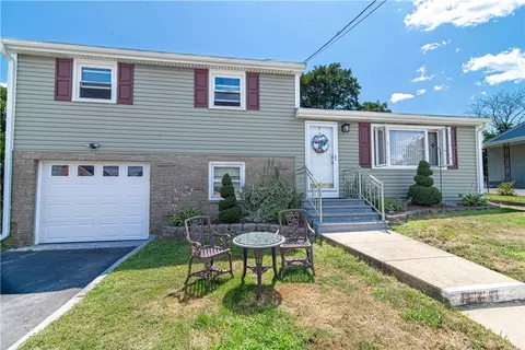 153 Beardsworth Rd, Tiverton, RI 02878