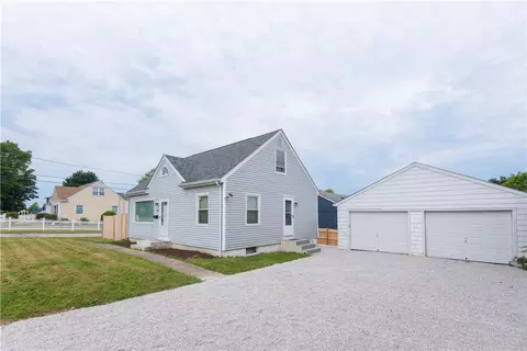 223 Maple Ave, Newport, RI 02840