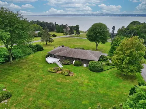 84 Laura Ln, Tiverton, RI 02878