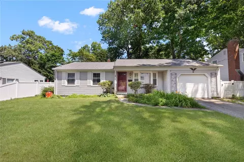22 Stoneham Dr, East Providence, RI 02915