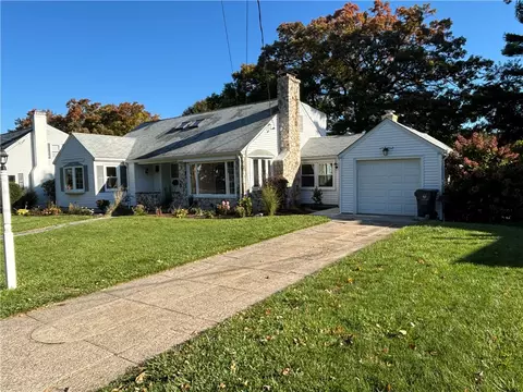 131 Pinecrest Dr, Pawtucket, RI 02861