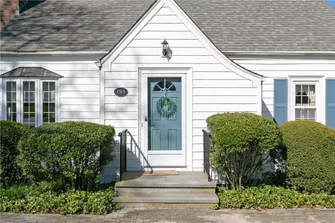 195 Wolcott Ave, Middletown, RI 02842