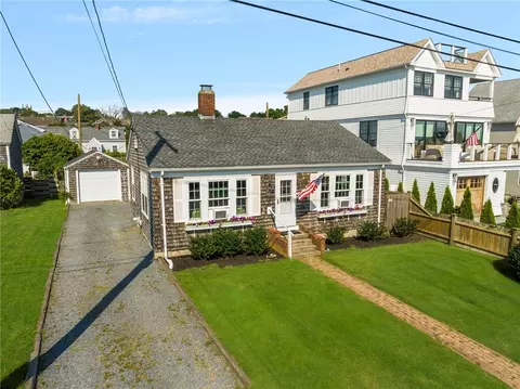 98 Tuckerman Ave, Middletown, RI 02842