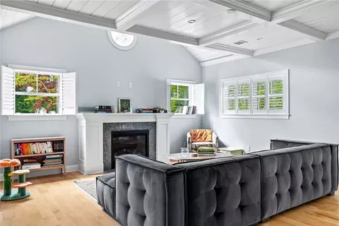 58 Travelers Ct, East Greenwich, RI 02818