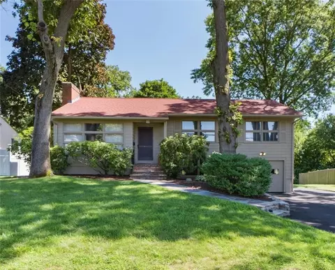 212 Lawnacre Dr, Cranston, RI 02920