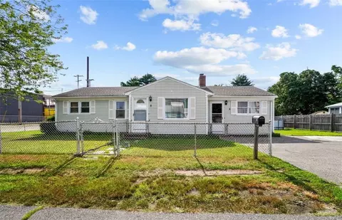 8 Pommenville St, Pawtucket, RI 02861