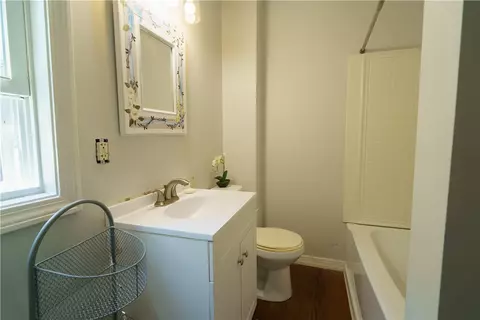 Bath - 143 King St, Warwick, RI 02886 photo 3 of 3
