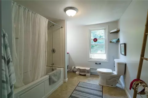 Bath - 143 King St, Warwick, RI 02886 photo 1 of 3