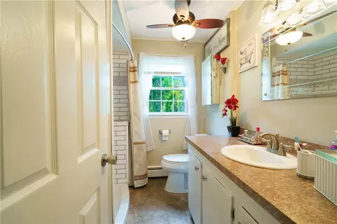 Bath - 76 Vanderbilt Rd, Warwick, RI 02886 photo 1 of 2