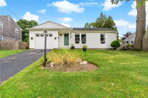 82 Ferncrest Dr, Riverside, RI 02915