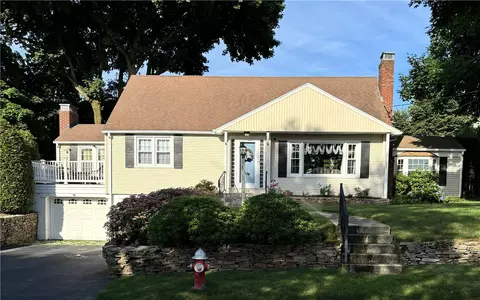 89 Fostmere Ct, Warwick, RI 02889