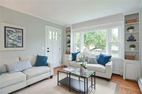 39 Sowamsett Ave, Warren, RI 02885 photo 3