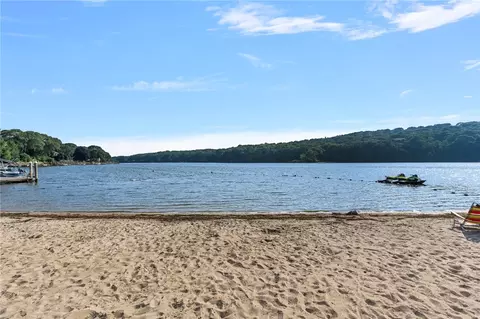 133 Winterberry Rd, Narragansett, RI 02874