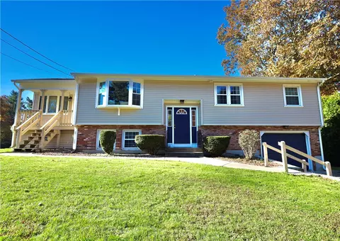 7 Red Oak Dr, Coventry, RI 02816