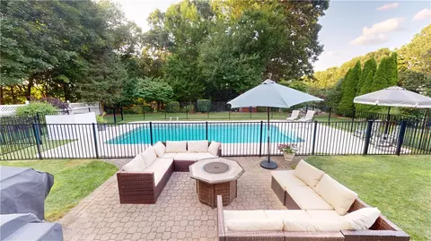 71 Duchess St, Warwick, RI 02886 photo 2