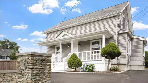 275 Turnpike Ave, Portsmouth, RI 02871