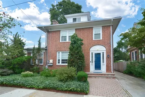 37 Elmway St, Providence, RI 02906