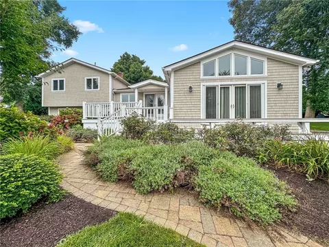 36 Bonnet View Dr, Narragansett, RI 02882