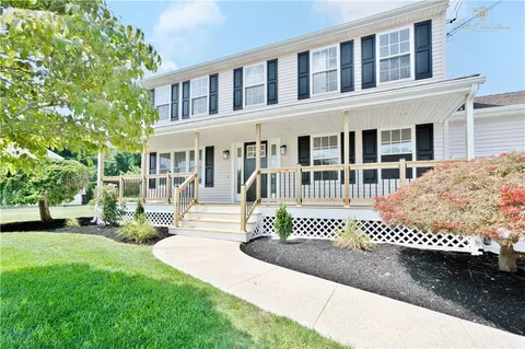 11 Leah Dr, Cranston, RI 02921