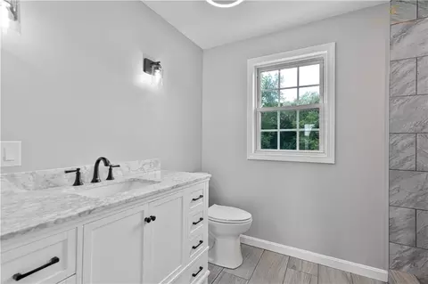 Bath - 11 Leah Dr, Cranston, RI 02921 photo 5 of 6