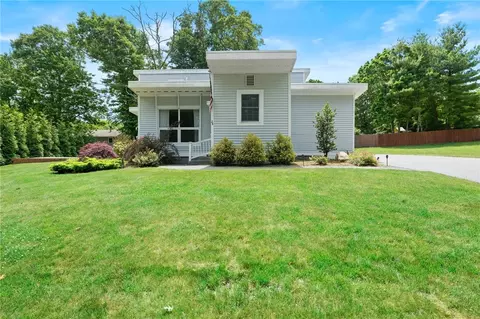 28 Oaktree Dr, Johnston, RI 02919