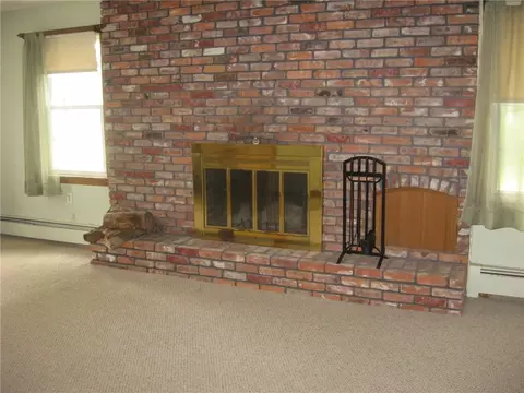 Living - 18 Bridgette Ln, Westerly, RI 02891 photo 3 of 10