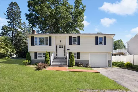 4 Dixie Ave, Warwick, RI 02889