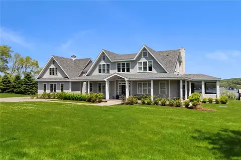586 Nanaquaket Rd, Tiverton, RI 02878