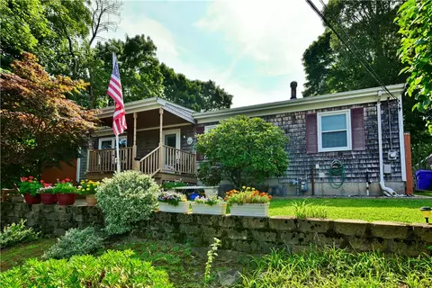 15 Smith St, East Providence, RI 02915