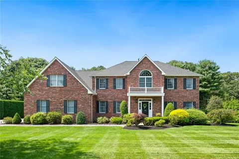 125 Crest Field Ln, North Kingstown, RI 02852