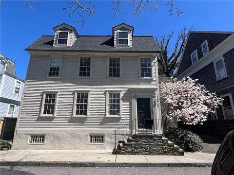 9 Mt Vernon St, Newport, RI 02840
