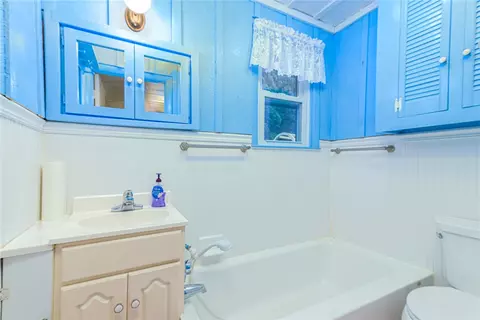 Bath - 316 Middlebridge Rd, South Kingstown, RI 02879 photo 1 of 1