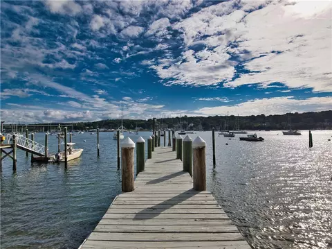 206 Cliff Ave, Portsmouth, RI 02871