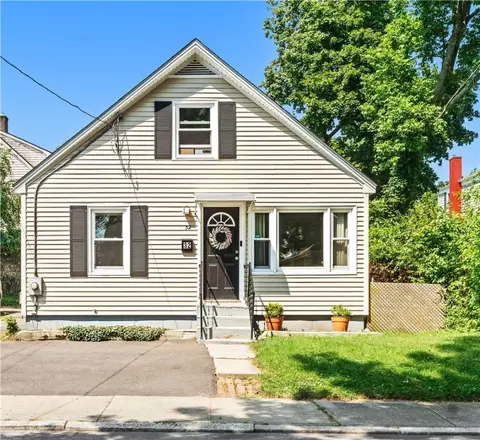 32 Rowan St, Providence, RI 02908