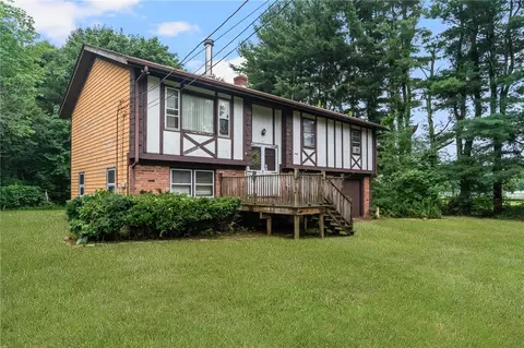 60 Pippin Orchard Rd, Cranston, RI 02921