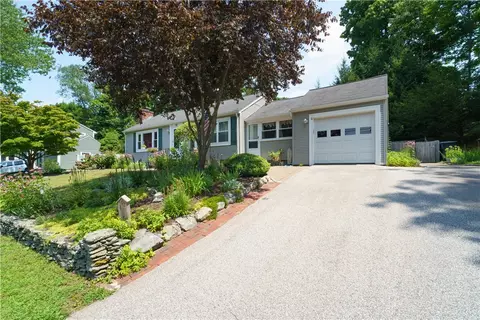 86 Carlton Ave, Warwick, RI 02889
