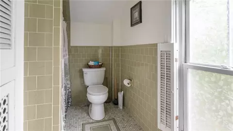 Bath - 4 Whitcomb Rd, Riverside, RI 02915 photo 2 of 2
